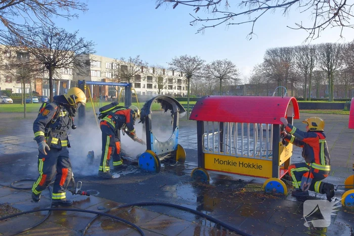 Huilende kids door in brand gestoken speeltrein Monkie Hokkie