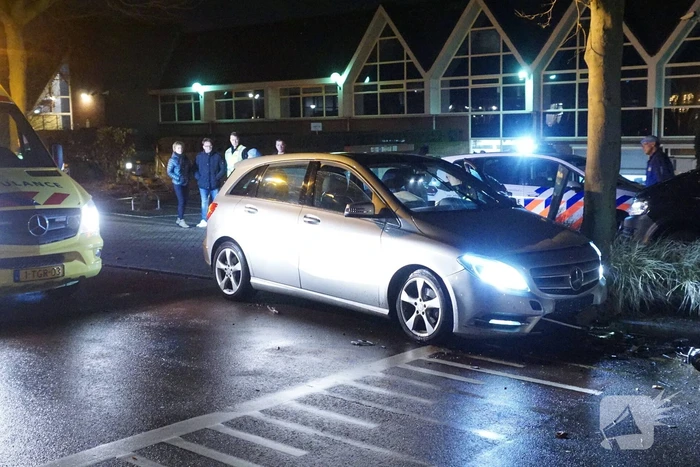 Bestuurder zwaargewond na eenzijdige aanrijding tegen boom