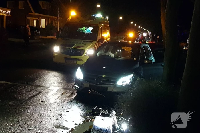 Bestuurder zwaargewond na eenzijdige aanrijding tegen boom