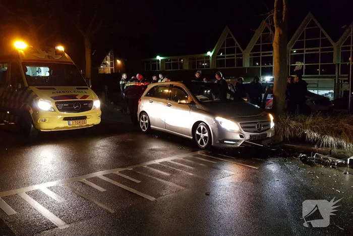 Bestuurder zwaargewond na eenzijdige aanrijding tegen boom