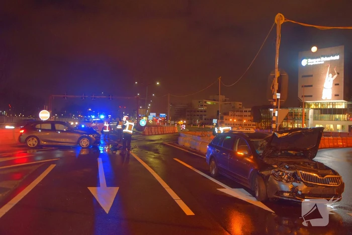 Inzittende(n) vluchten na ongeval op kruising