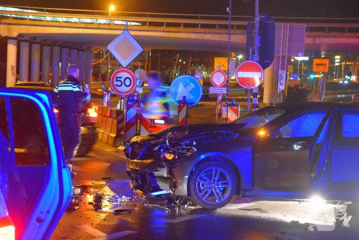 Inzittende(n) vluchten na ongeval op kruising