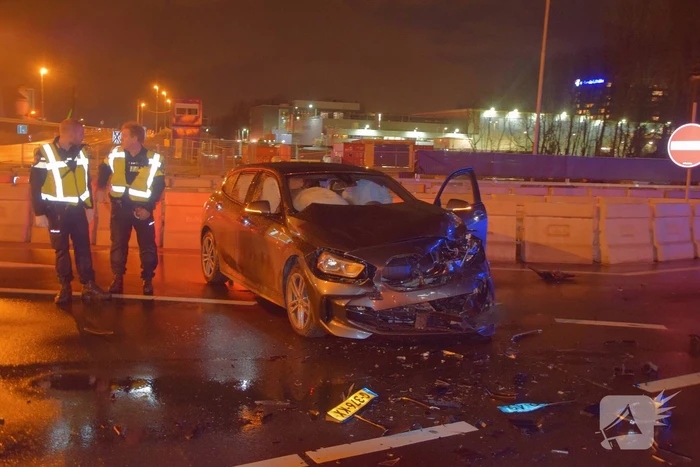 Inzittende(n) vluchten na ongeval op kruising