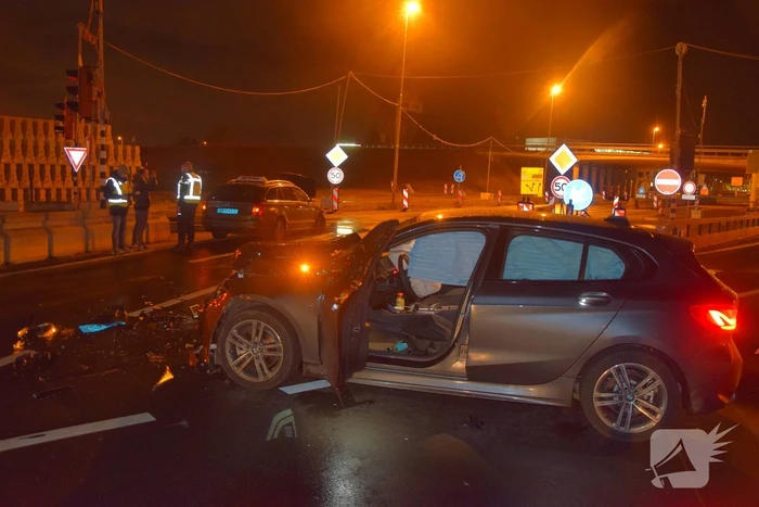 Inzittende(n) vluchten na ongeval op kruising