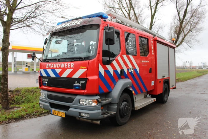 Uitgang Shell-tankstation geblokkeerd door omgewaaide boom
