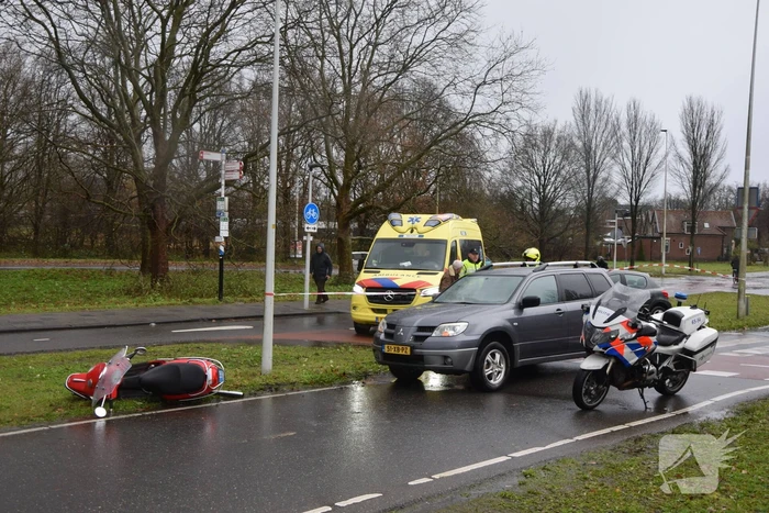 Scooterrijdster gewond na botsing met personenauto