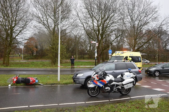 Scooterrijdster gewond na botsing met personenauto