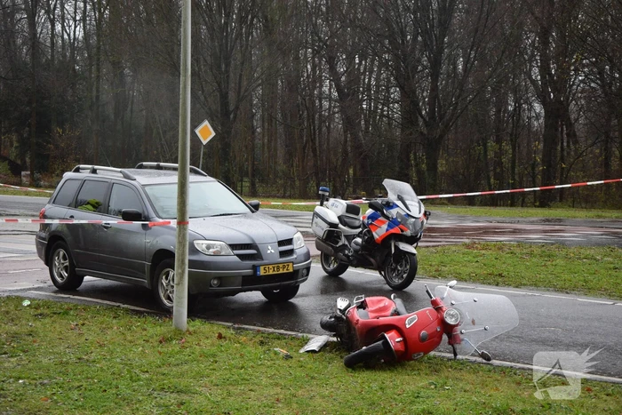 Scooterrijdster gewond na botsing met personenauto