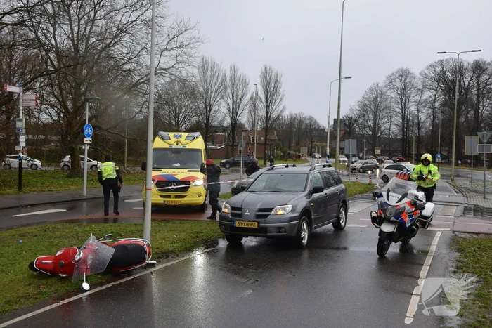 Scooterrijdster gewond na botsing met personenauto