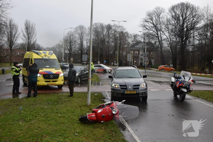 Scooterrijdster gewond na botsing met personenauto
