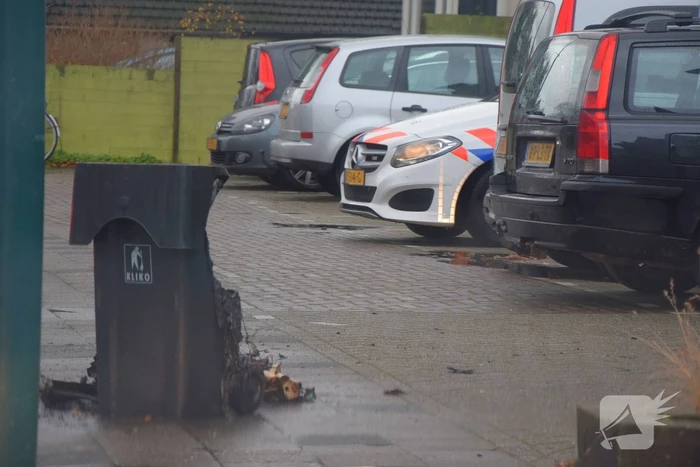 Buurtbewoners blussen brandende kliko
