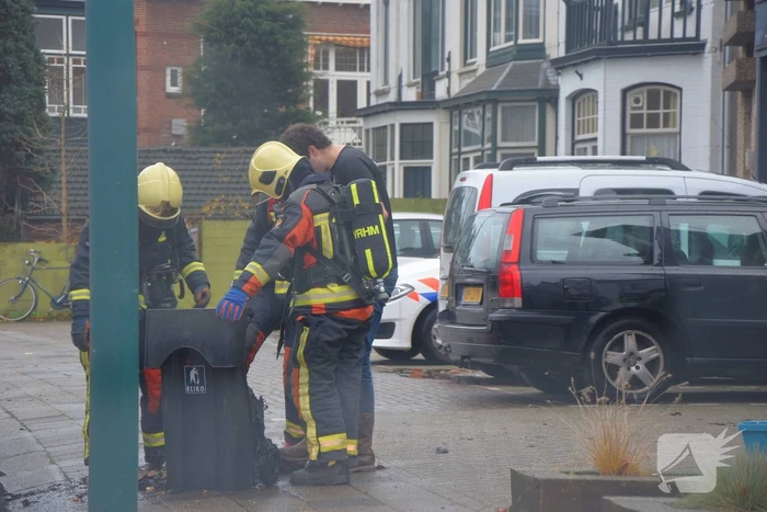 Buurtbewoners blussen brandende kliko
