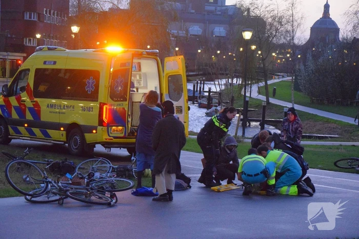 Snorfietser gewond na botsing met fietser