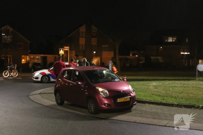 Fietser geschept door auto op rotonde