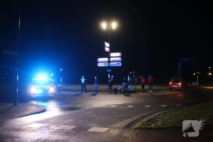 Fietser geschept door auto op rotonde