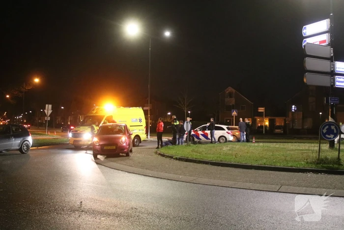 Fietser geschept door auto op rotonde