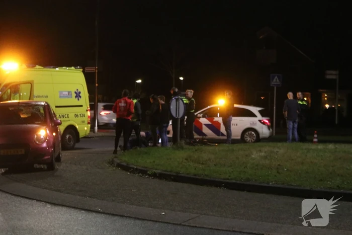 Fietser geschept door auto op rotonde