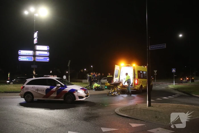 Fietser geschept door auto op rotonde