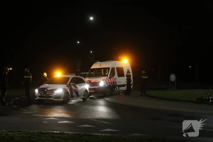 Fietser geschept door auto op rotonde