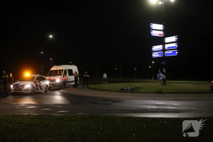 Fietser geschept door auto op rotonde