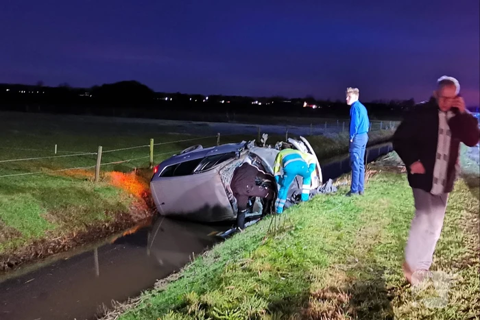Personenauto's belanden in water na ongeval