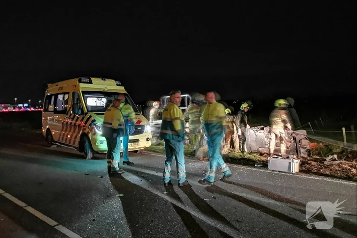 Personenauto's belanden in water na ongeval