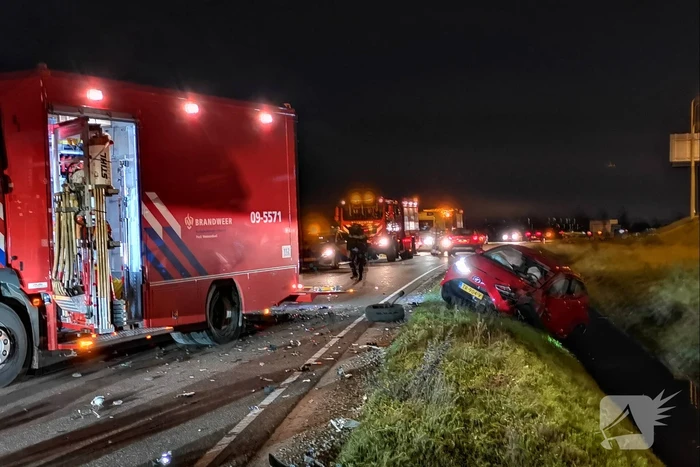 Personenauto's belanden in water na ongeval