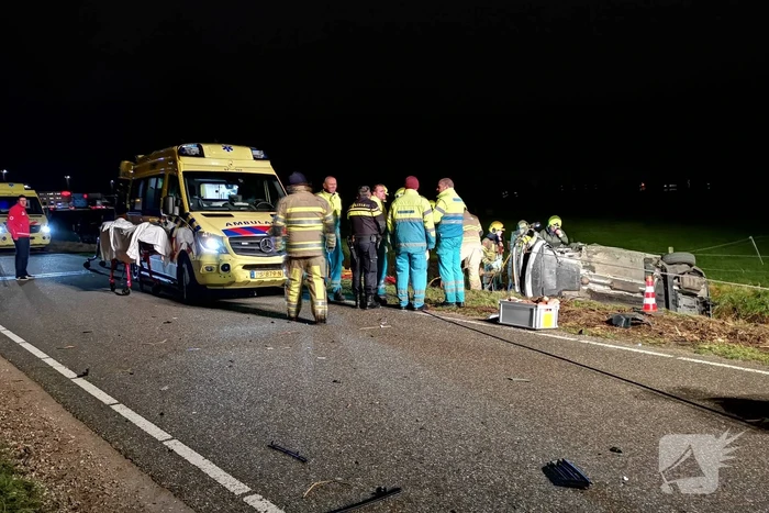 Personenauto's belanden in water na ongeval