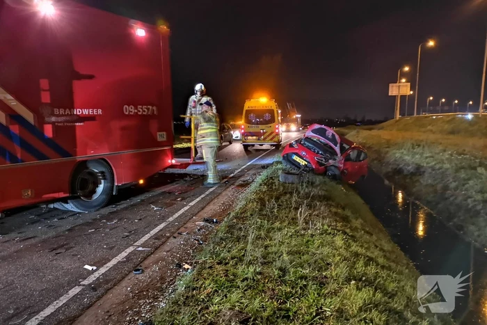 Personenauto's belanden in water na ongeval