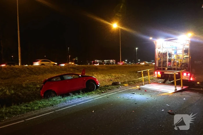 Personenauto's belanden in water na ongeval