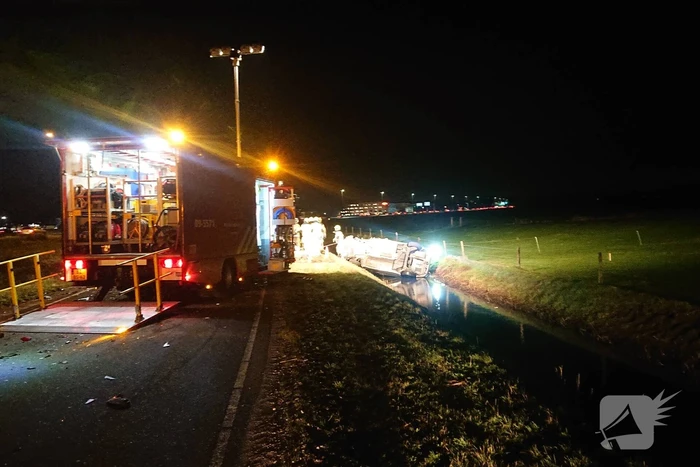 Personenauto's belanden in water na ongeval