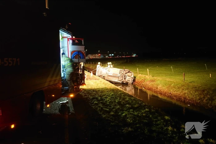 Personenauto's belanden in water na ongeval