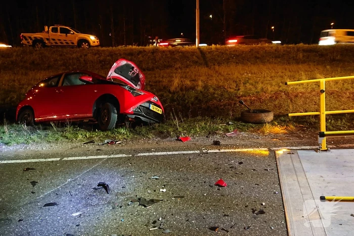 Personenauto's belanden in water na ongeval