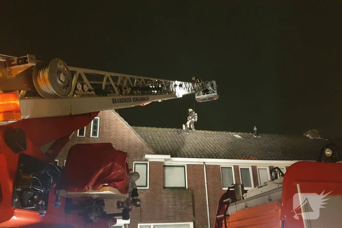 Brandweer veegt schoorsteen na brand