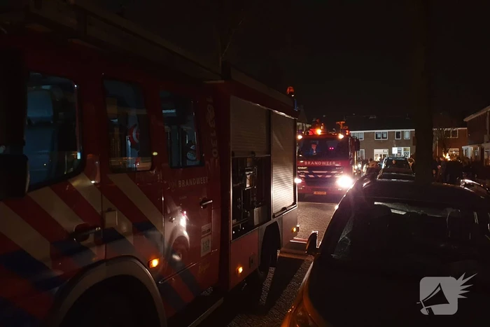 Brandweer veegt schoorsteen na brand