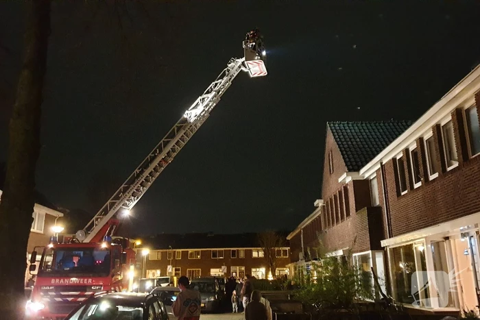 Brandweer veegt schoorsteen na brand