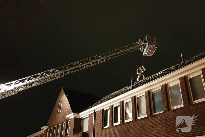 Brandweer veegt schoorsteen na brand