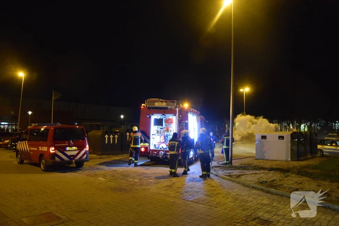 Brandweer blust brand in container