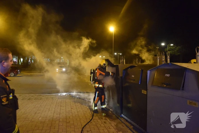 Brandweer blust brand in container