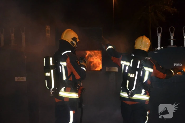 Brandweer blust brand in container
