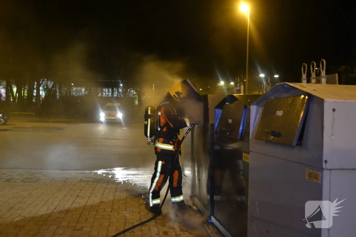 Brandweer blust brand in container