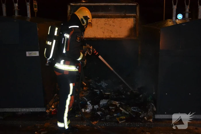 Brandweer blust brand in container