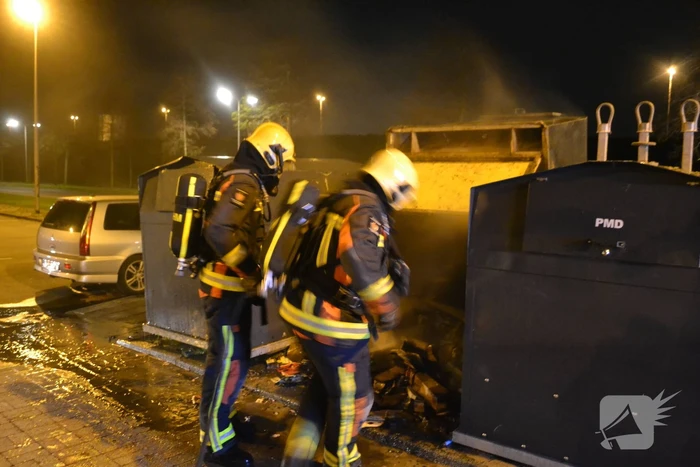 Brandweer blust brand in container