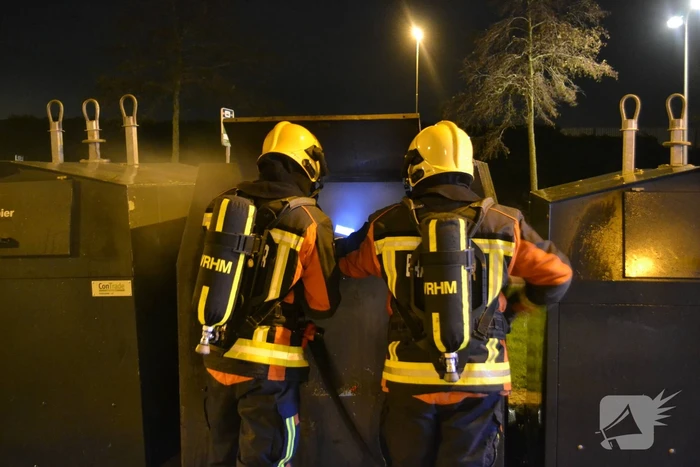 Brandweer blust brand in container