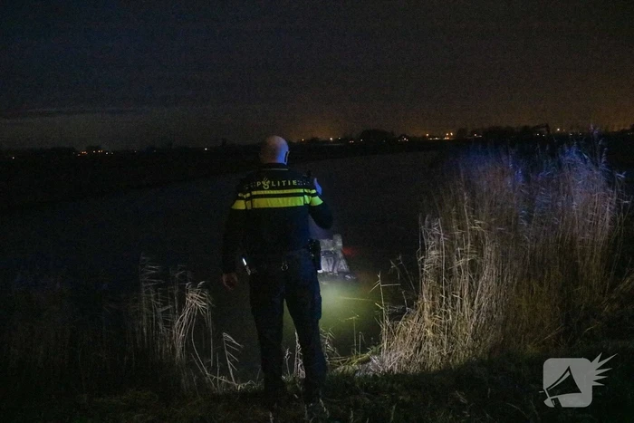 Personenauto slaat over de kop en belandt in sloot na inhaalactie