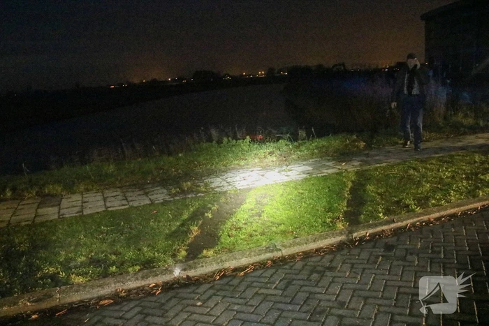 Personenauto slaat over de kop en belandt in sloot na inhaalactie