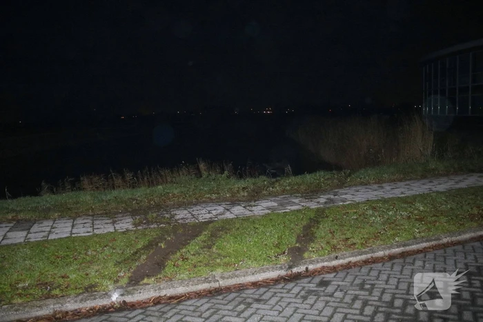 Personenauto slaat over de kop en belandt in sloot na inhaalactie