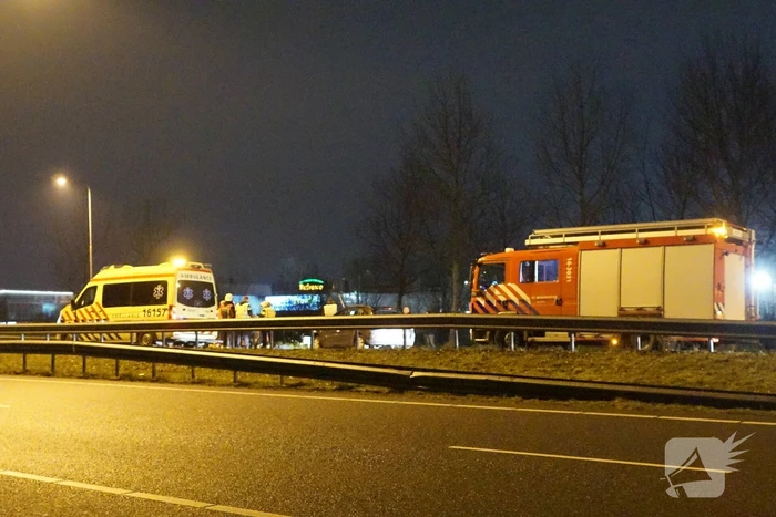 Bestelbus ramt vangrail op puntstuk; bestuurder vlucht