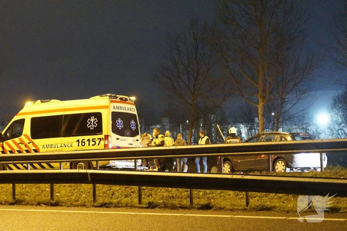 Bestelbus ramt vangrail op puntstuk; bestuurder vlucht