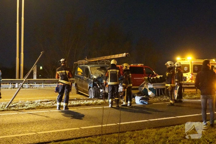 Bestelbus ramt vangrail op puntstuk; bestuurder vlucht